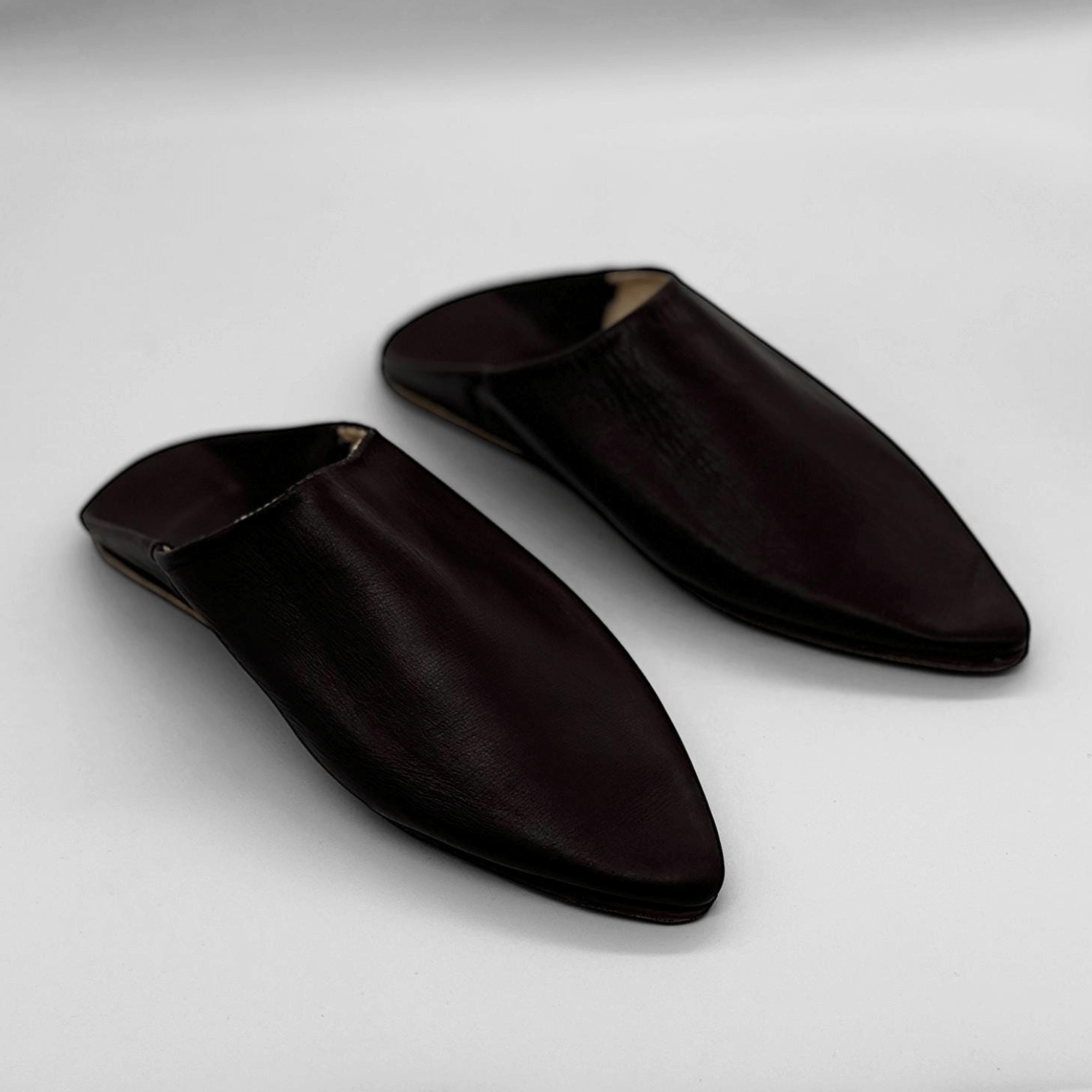 Handmade Moroccan Leather Slippers – Black Babouche for Women & Men – Comfortable Flat Shoes for Casual Wear & Gifts